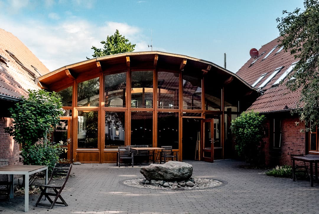 Ein Gebäude des Hofes