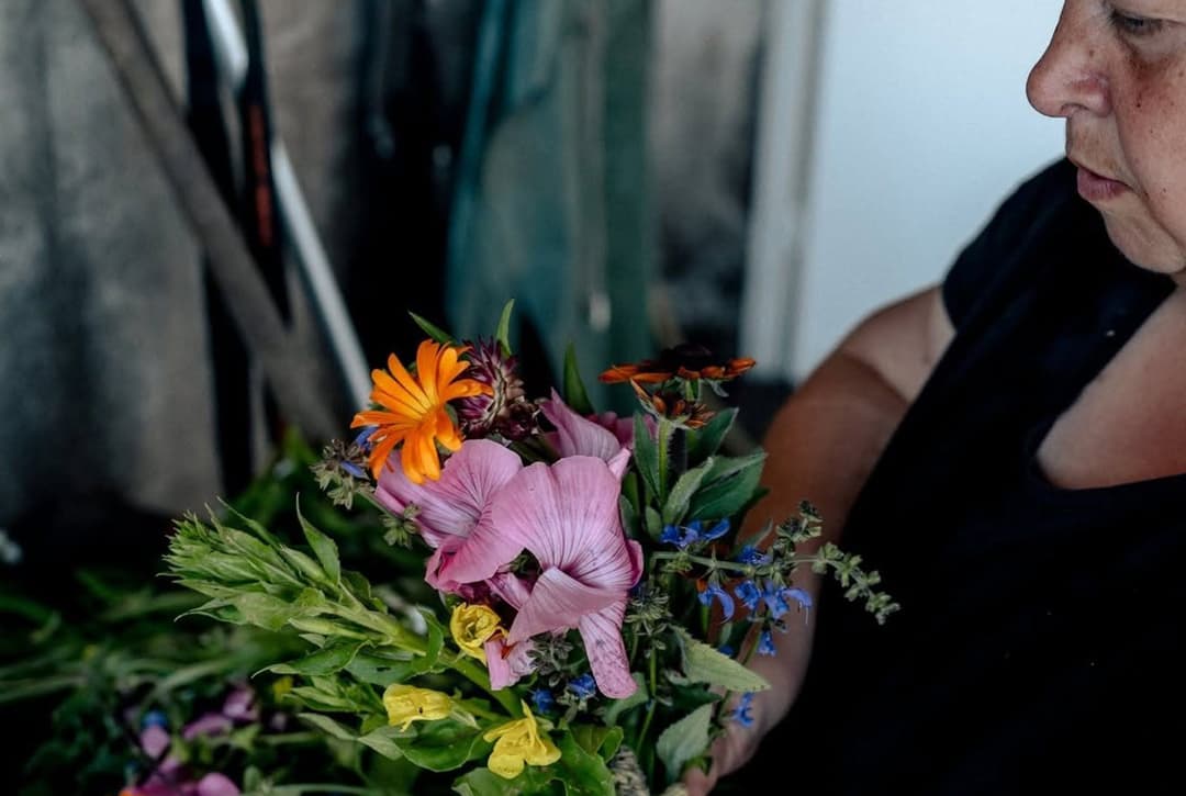 Eine Frau bindet einen Blumenstrauß